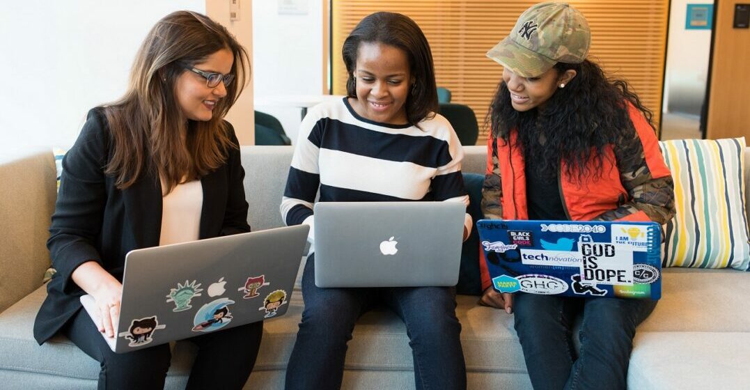 3 young women looking up the Semitic languages