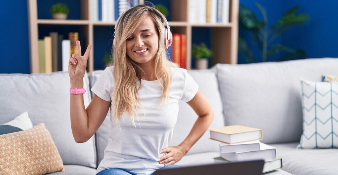 Una mujer aprende los números en inglés en una clase online