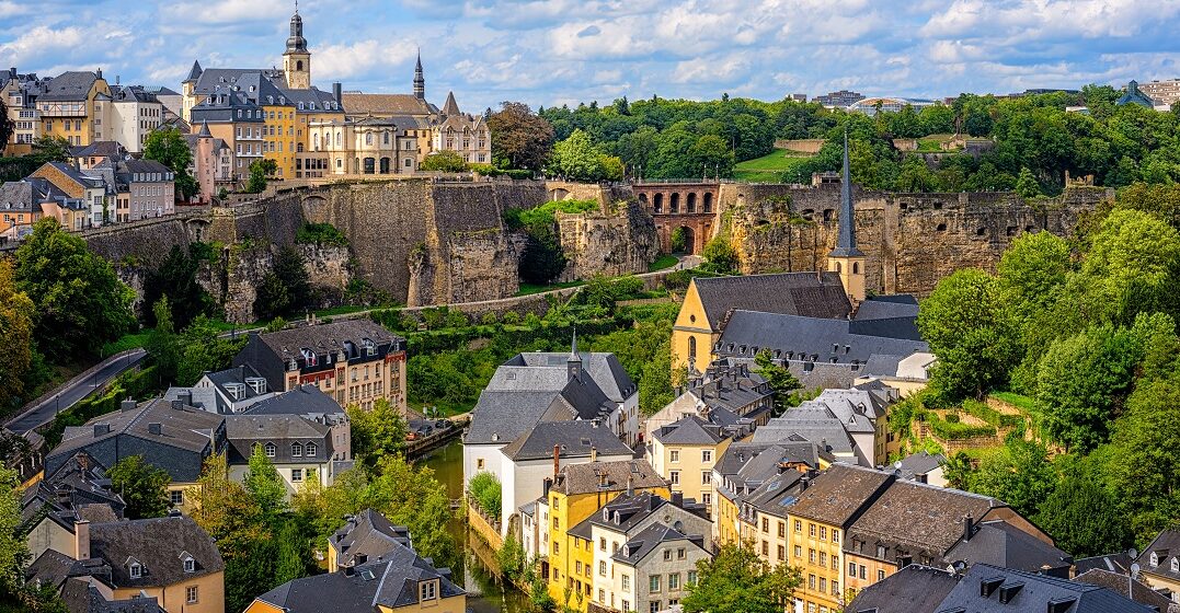 Welche Sprache spricht man in Luxemburg? Eine Luftaufnahme der Stadt