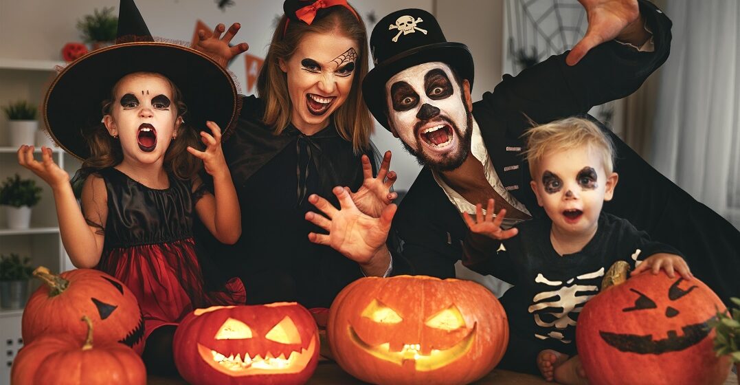 Famille célébrant Halloween et apprenant du vocabulaire d'Halloween en anglais