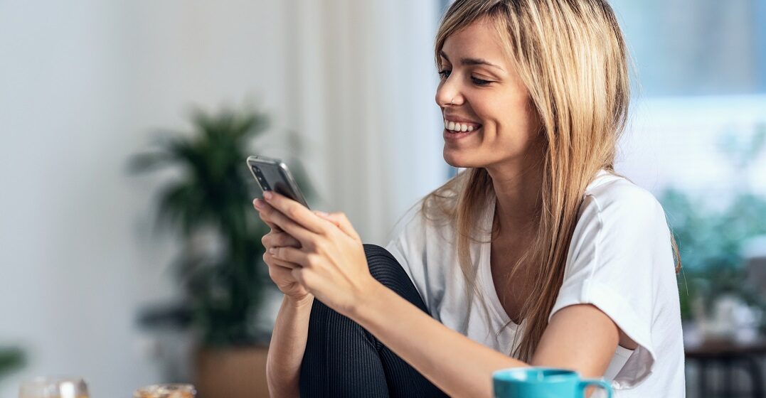 Woman texting with French slang abbreviations