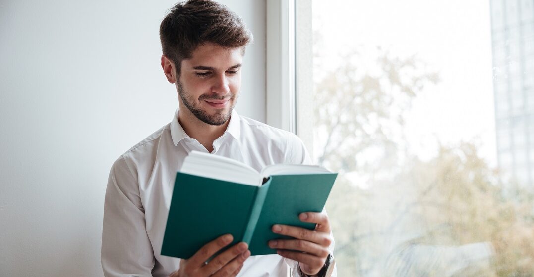 Homme lisant des citations de Shakespeare