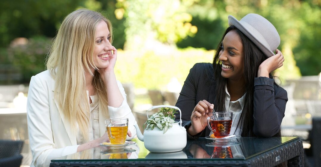 Deux amies buvant du thé anglais