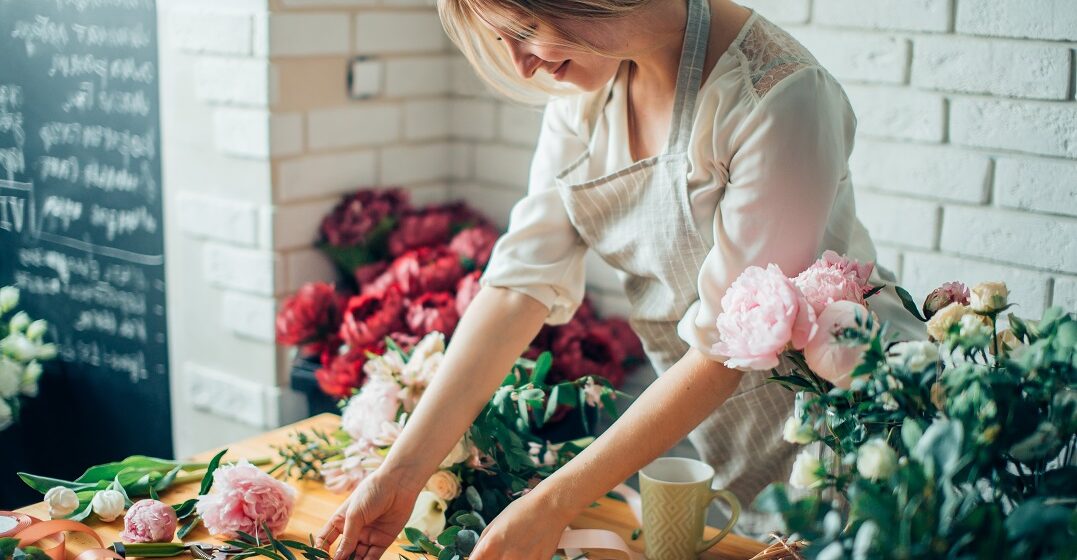 A woman sorting French flowers on a counter