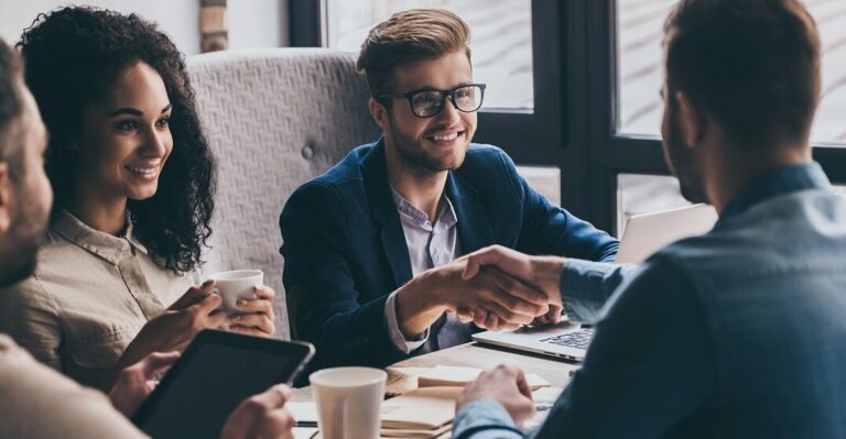 Trois personnes bien préparées autour d'une table pour un entretien d'embauche