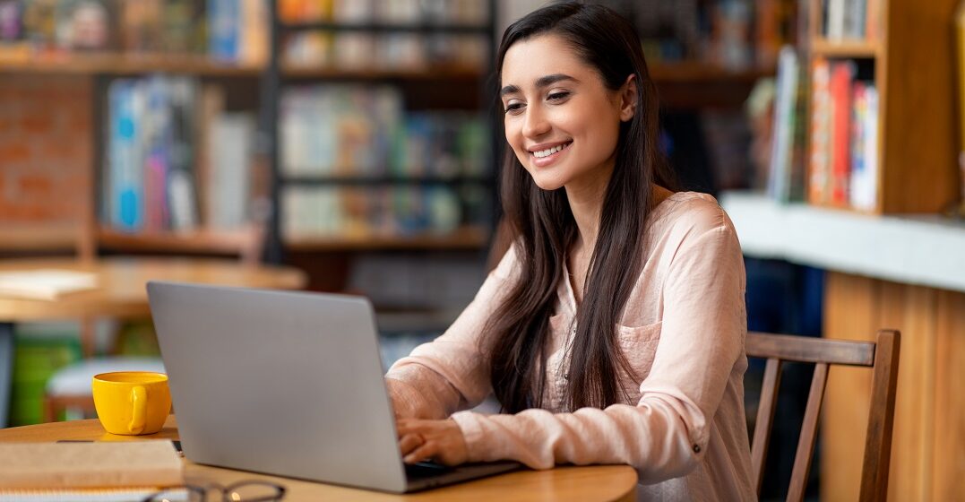 Mujer frente a su portátil estudiando cómo utilizar los adverbios de frecuencia en inglés