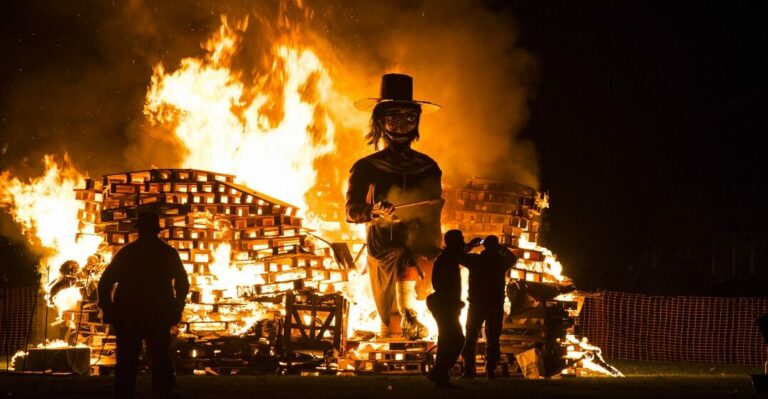 Des gens en train de célébrer Guy Fawkes night en Angleterre