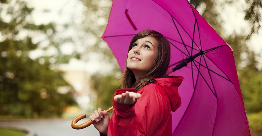 Woman checking out the weather in French