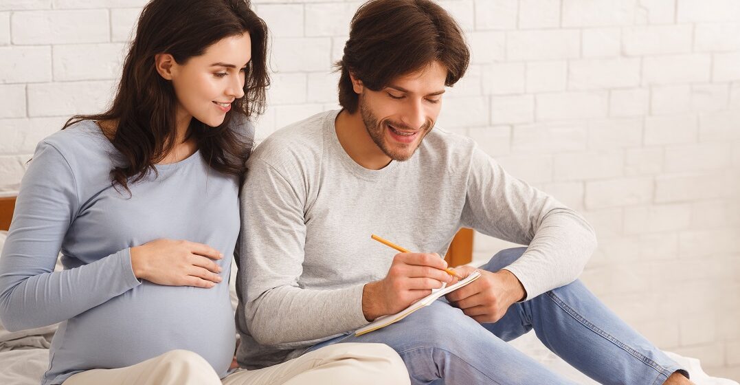 Couple en train de faire une liste de prénoms anglais