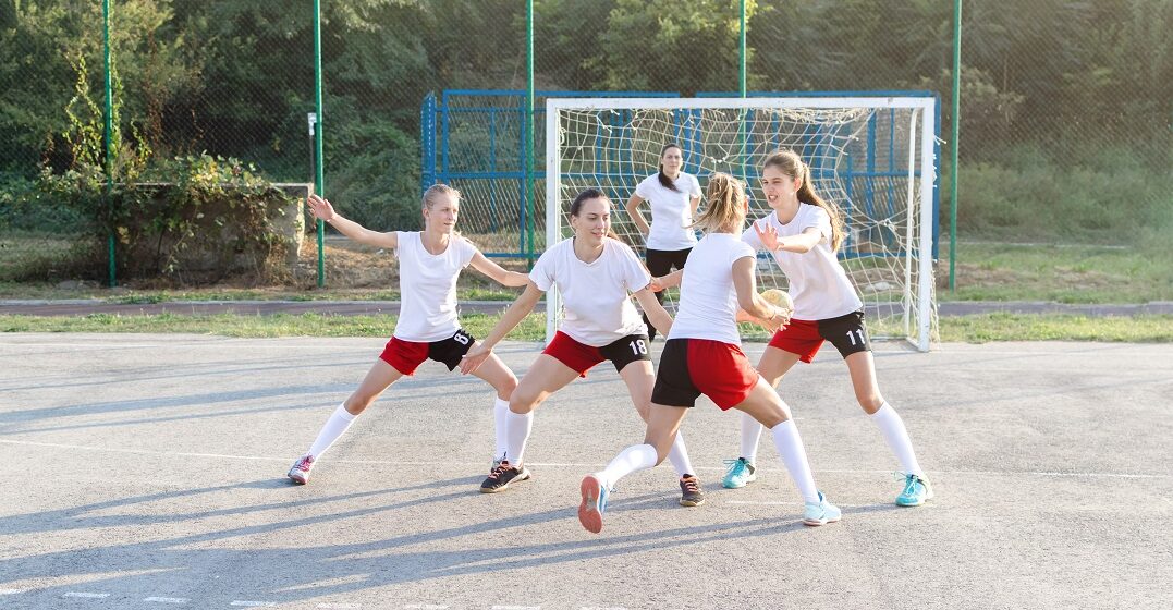 Groupe of girls playing handball - French sports vocabulary