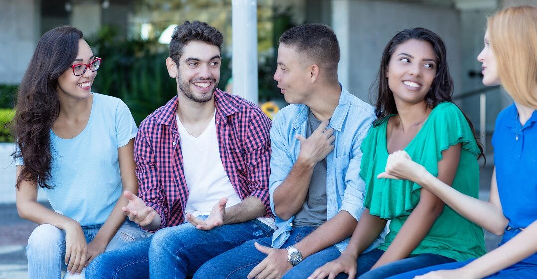 Un grupo de amigos practicando el verbo to be en inglés