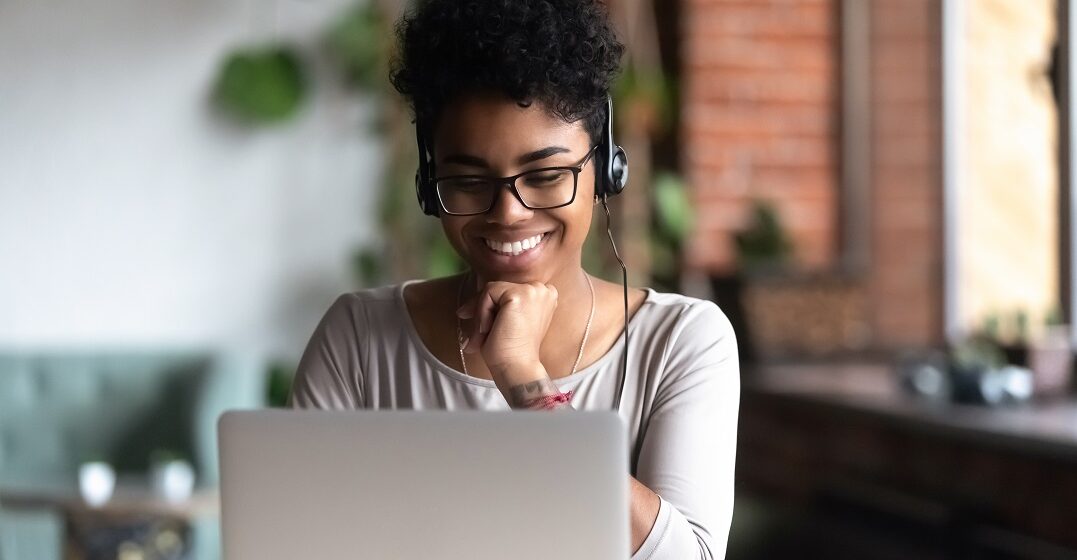 Una mujer estudia los verbos modales en inglés en un portátil
