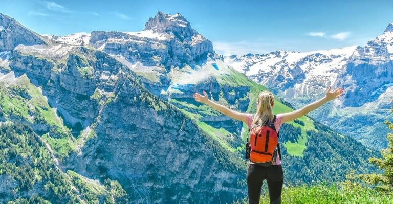 Junge Frau in den Bergen in der Schweiz - 11 Fun Facts über die Schweiz