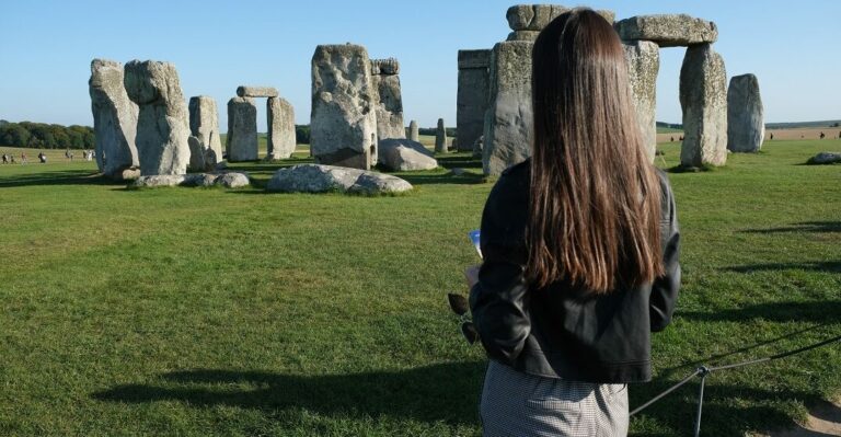 Jeune femme visitant un des monuments anglais les plus célèbres, Stonehenge