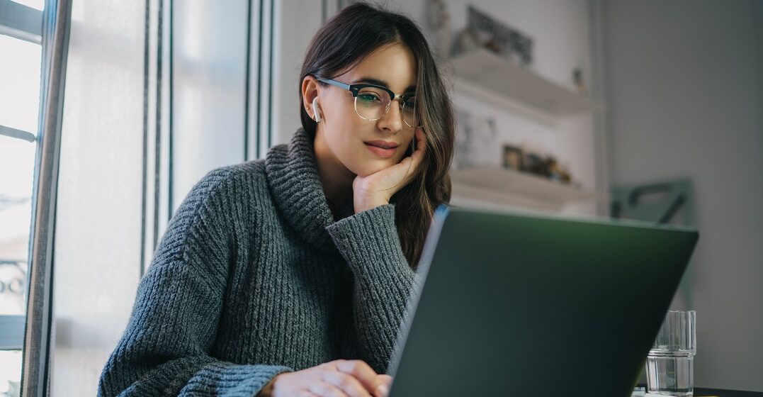 Young woman learning the imperative in French on the computer