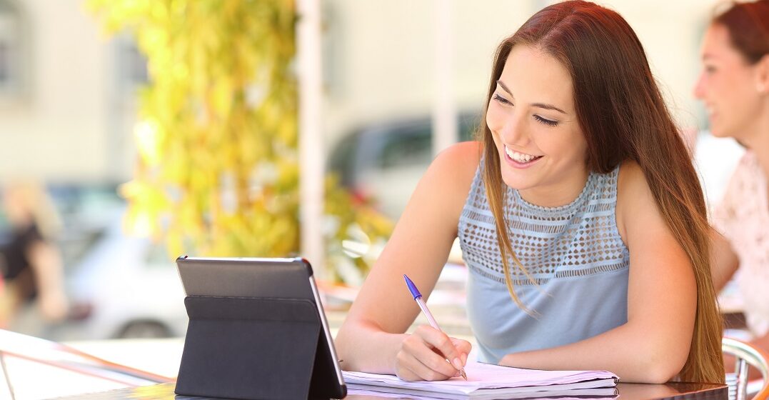Jeune femme apprenant le comparatif en anglais