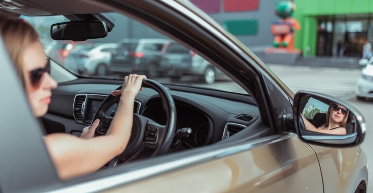 Femme au volant, roulant à gauche - pourquoi les anglais roulent à gauche
