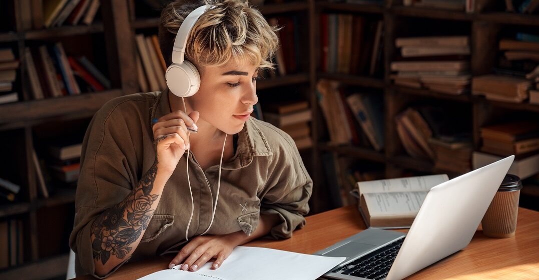girl in a library, learning the difference between future and conditional tenses in Spanish