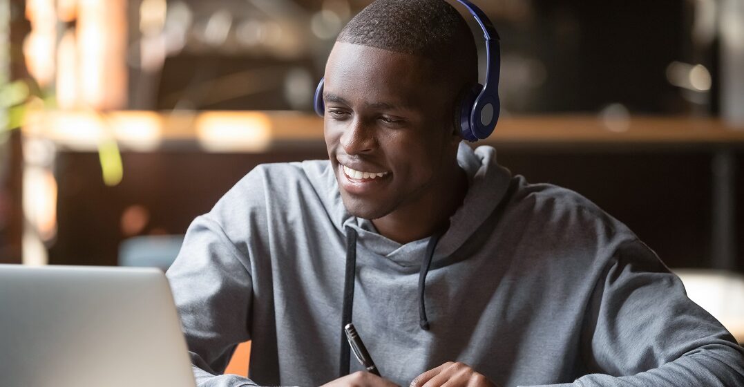 Joven en el portátil aprendiendo el gerundio en inglés