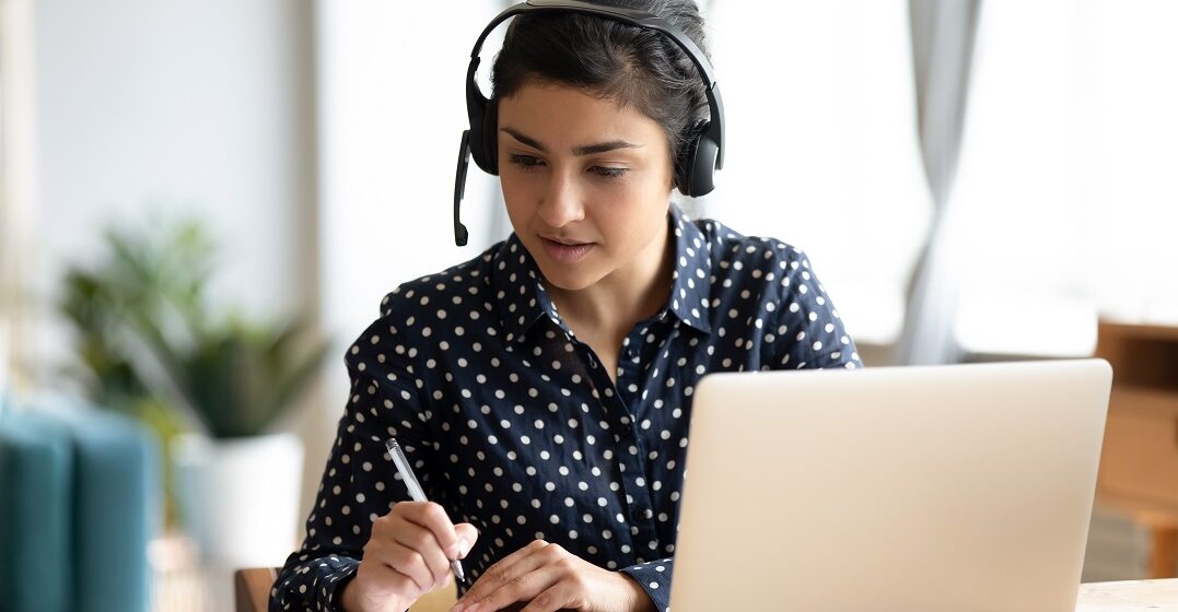 mujer aprendiendo las partes del cuerpo en ingles