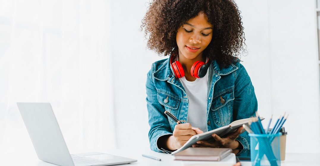 mujer aprendiendo la lista de verbos irregulares en inglés mas comun