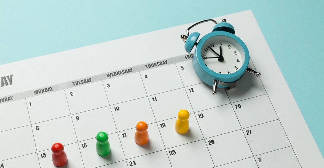 calendario con los días de la semana marcados y un despertador