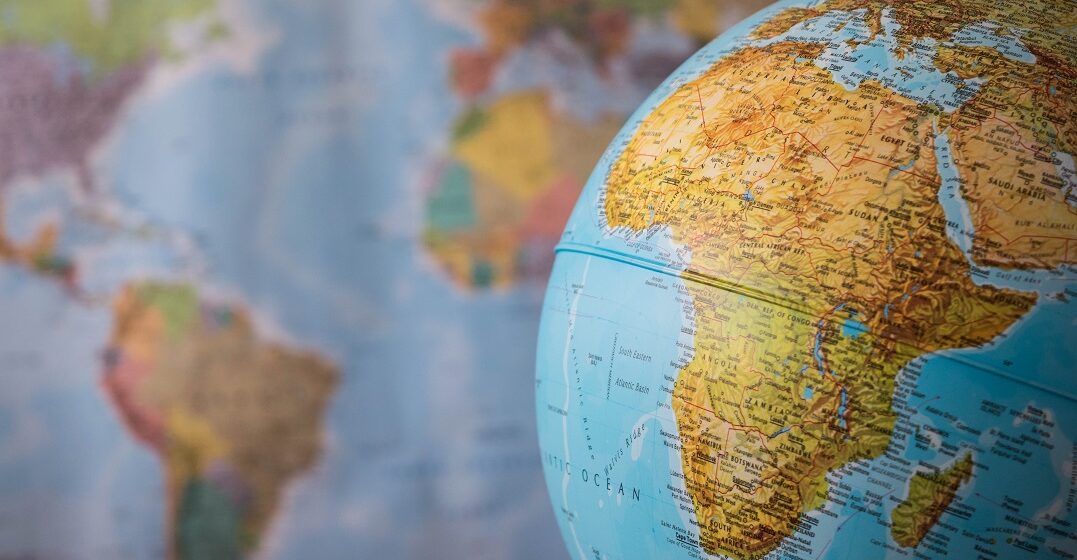 Globo terráqueo con África en primer plano y todos los países donde se habla inglés