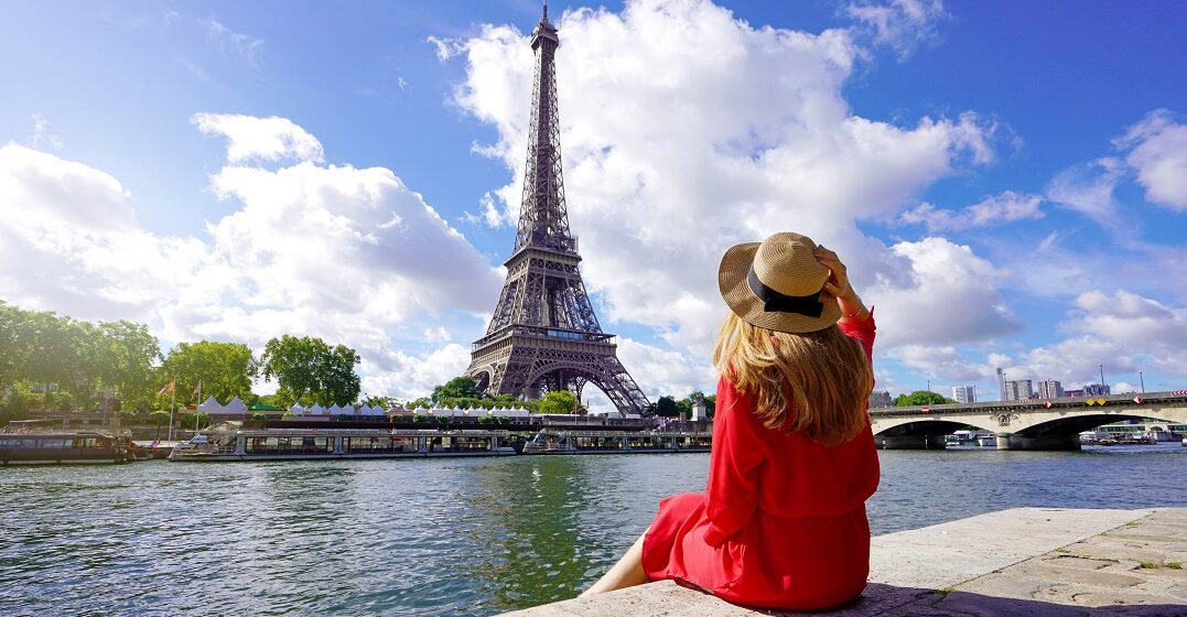 Woman in front of the Eiffel tour, learning 9 untranslatable French words