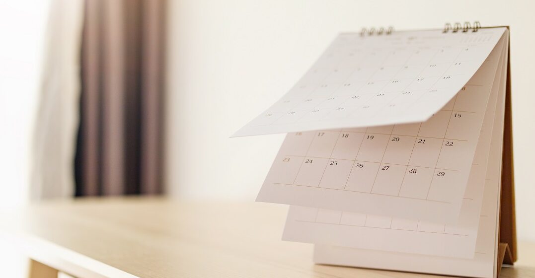 Calendario con páginas abatibles con los nombres de los meses del año en inglés