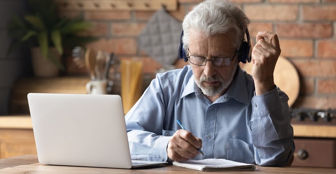 anciano aprendiendo a usar los pronombres en inglés