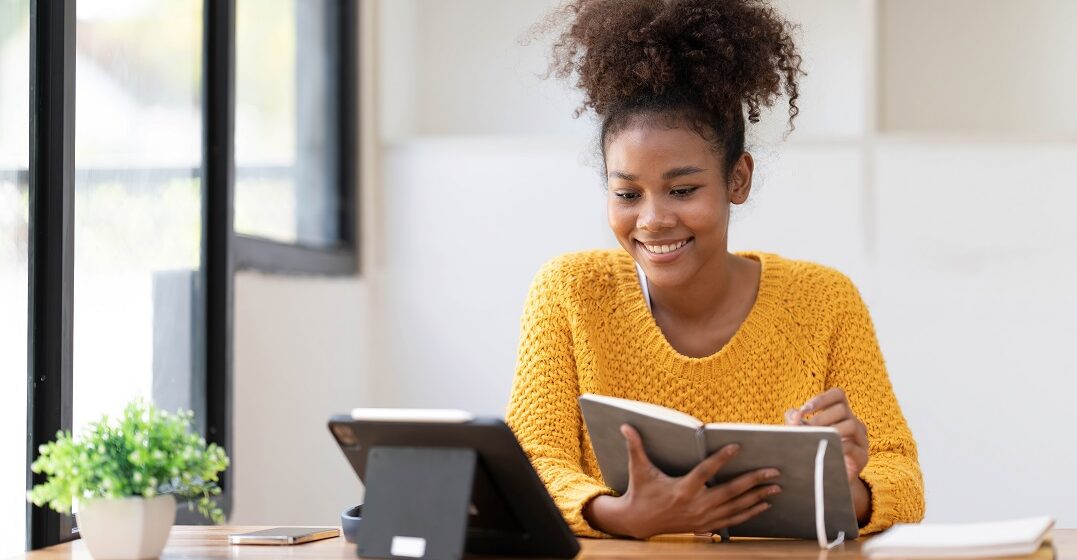 Girl on her laptop learning How to use demonstrative pronouns in Spanish