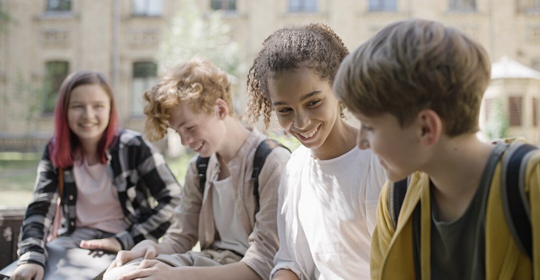 4 school children sitting next to each other in one of the German school types