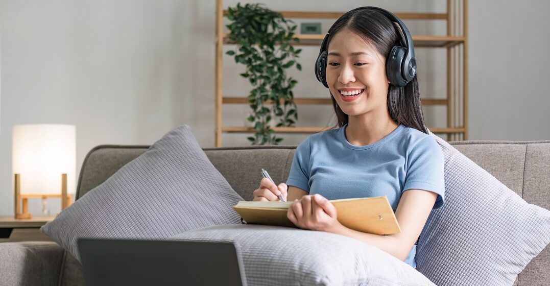 Chica asiática aprendiendo la lista de los verbos regulares más comunes en inglés