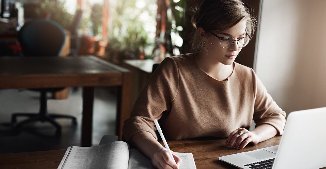 A woman with her laptop studying the negation in German