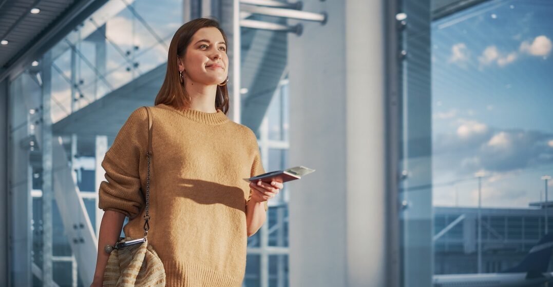 EIne Frau hält ihren Pass in der Hand, nachdem sie ihr Visum für Deutschland beantragt hatte