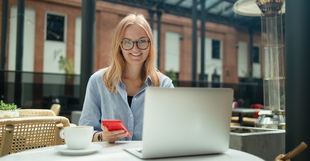 Junge Frau lernt am Laptop die Wechselpräpositionen