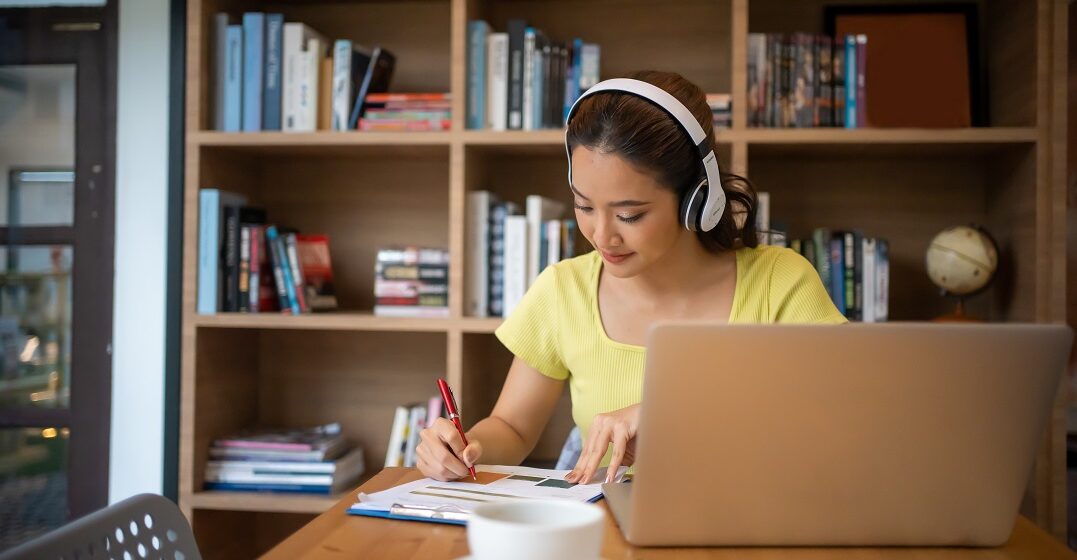 Spanish capitalization rules that differ from English