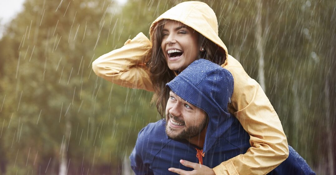 pareja feliz a pesar de la lluvia - las estaciones del año en inglés