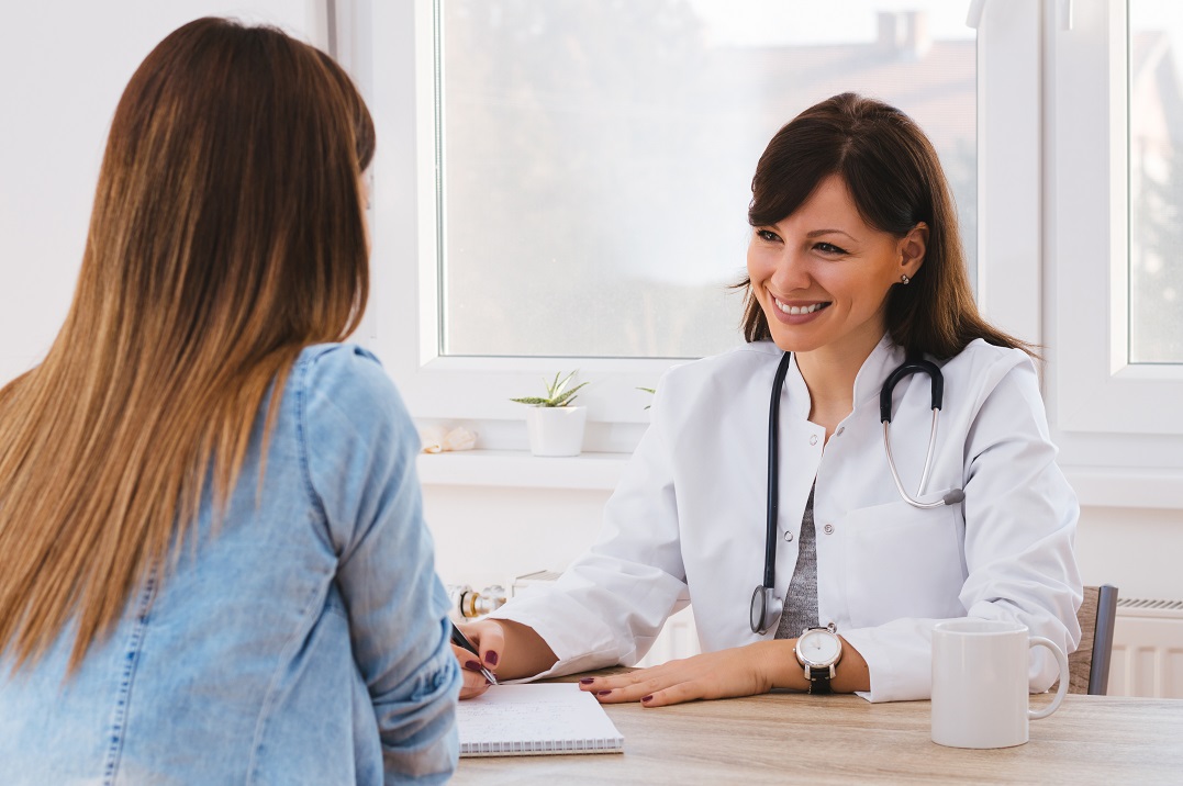 Mujer joven en una cita médica en inglés
