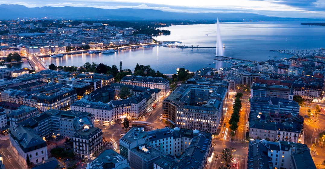 Nachtsicht auf die Skyline der Stadt Genf in der französischen Schweiz