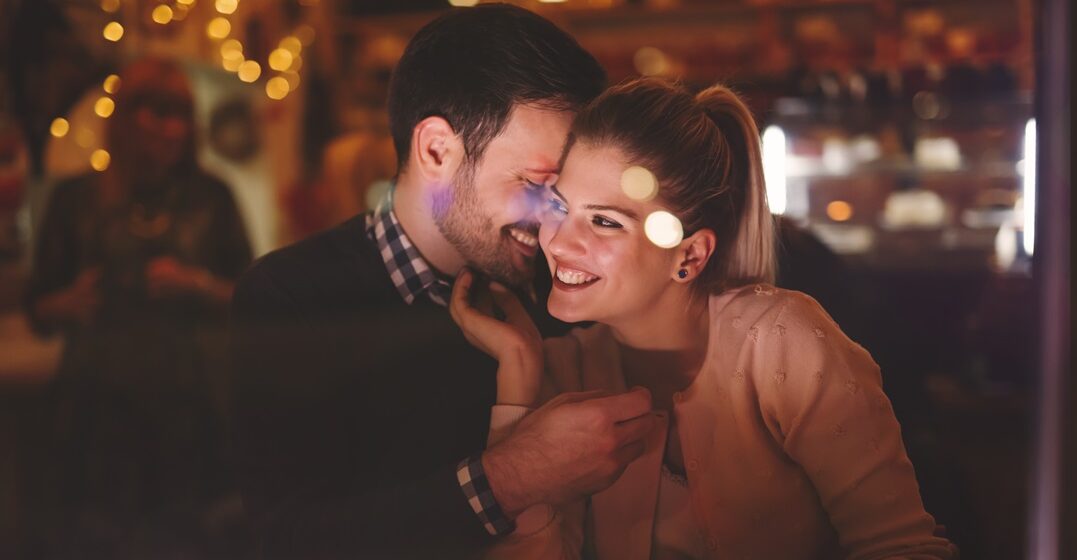 Un hombre dice frases de amor en inglés a su novia