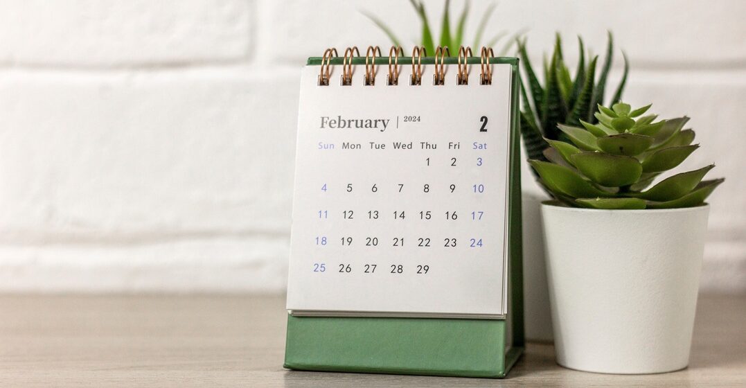 Calendar on a table next to a green potted plant,to recall the months of the year in Italian