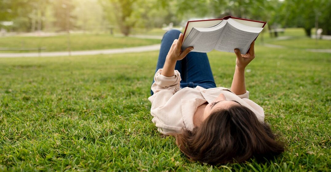 Eine junge Frau liest ein Buch von einem den 5 besten deutschen Autoren aller Zeiten