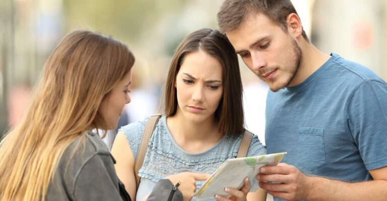 una pareja pide indicaciones y utiliza las frases más usadas en inglés
