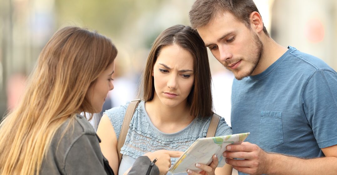 una pareja pide indicaciones y utiliza las frases más usadas en inglés
