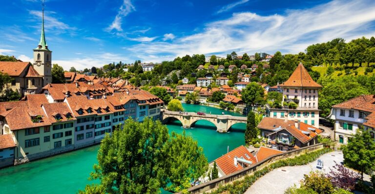 Blick auf das Berner Stadtzentrum und die Nydeggbrucke Brücke, eine Sehenswürdigkeit der Schweiz