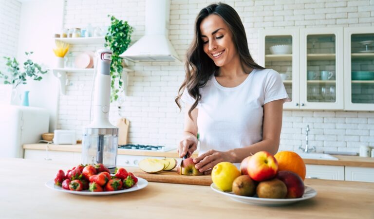Mujer preparando una ensalada de frutas