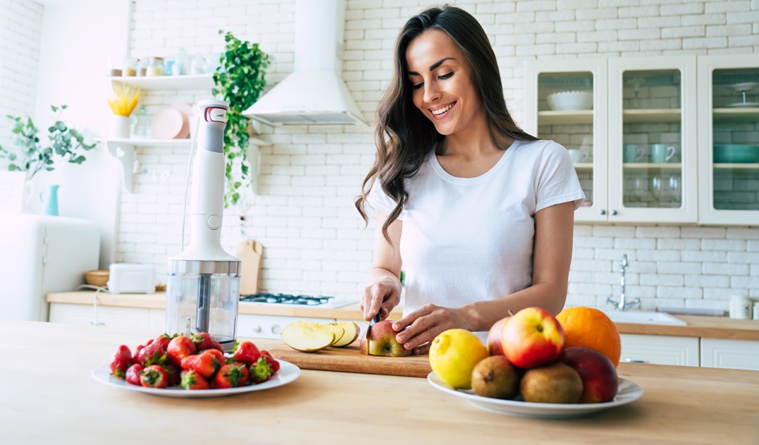 Mujer preparando una ensalada de frutas
