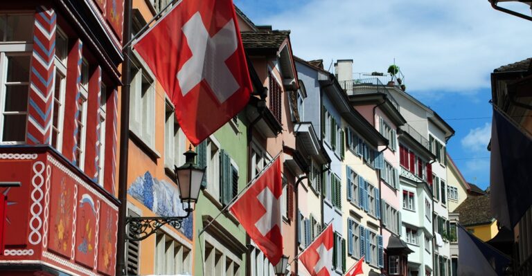 Schweizer Flaggen an bunten Häusern