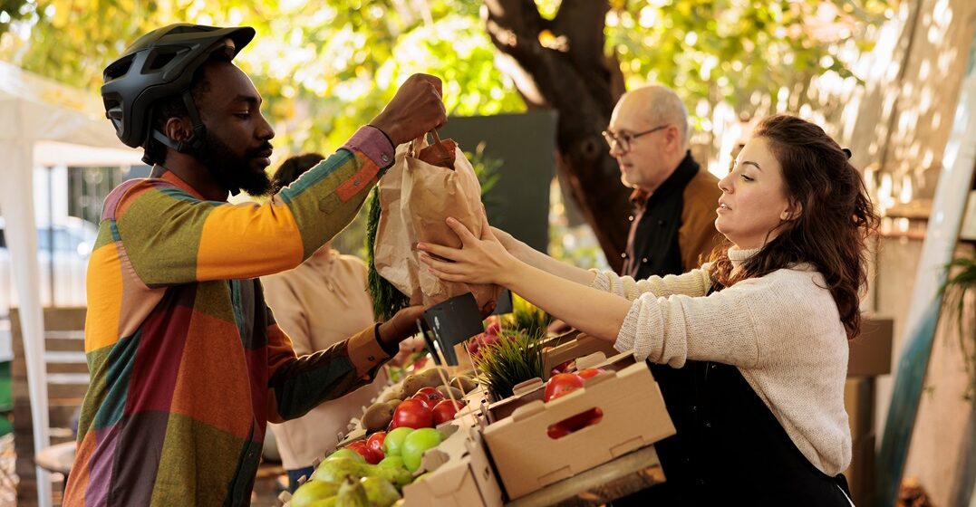 Female,Small,Business,Owner,Giving,Order,Of,Fresh,Produce,To